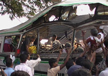 Взорванный автобус на Шри-Ланке. Фото с сайта TamilNet
