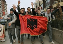 Косовские албанцы с национальным флагом. Фото АР