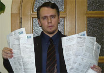 Дмитрий Волов с пятью незаконно выданными бюллетенями. Фото из блога Ильи Яшина