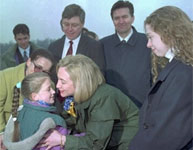 Хиллари и Челси Клинтон в аэропорту Боснии. 1996 год. Фото АР