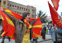 Демонстрация македонцев преед парламентом в Скопье. Фото с сайта gulf-times.com