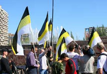 Имперские флаги. Фото с сайта pravda.ru