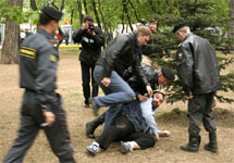 Милиционеры избивают несогласных. Фото А.Карпюк/Грани.Ру