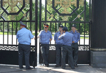 Милиция у ограды Александровского сада. Фото Граней.Ру