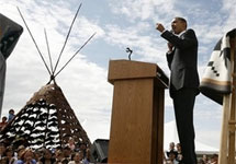 Барак Обама выступает перед индейцами. Фото АР