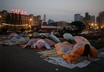 Ченду: люди спят на площади в страхе перед новым землетрясением. Фото АР