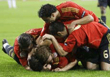 Испанцы празднуют гол в ворота российской сборной