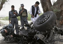 Обломки взорванной машины в Кандагаре. Фото АР