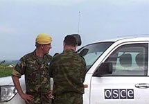 Обстрелянный автомобиль миссии ОБСЕ. Кадр НТВ с сайта Newsru.com