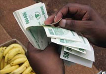 Доллары Зимбабве. Фото AFP