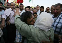 Родственники встречают освобожденного палестинца. Фото AP
