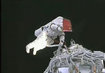 Китайский тайконавт в открытом космосе. Кадр CCTV