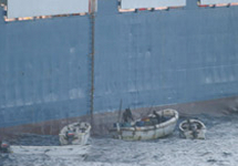 Сомалийские пираты покидают судно "Фаина". Фото US NAVY