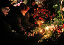 Возложение цветов к Соловецкому камню. Фото Д.Борко/Грани.Ру