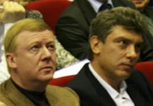 Анатолий Чубайс и Борис Немцов на съезде СПС. Фото Олега Козырева