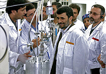 Президент Ирана Махмуд Ахмадинежад на заводе по обогащению урана. Фото CNN