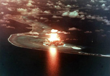 Взрыв французской атомной бомбы на атолле Муруроа в Полинезии. Фото http://www.photosfan.com