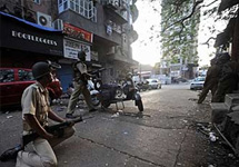 Спецназ возле здания Нариман Хауса в Мумбаи. Фото АР