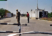 Пункт пропуска на границе Узбекистана и Таджикистана. Фото с сайта trekearth.com