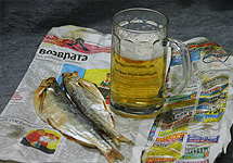 Газета, рыба и пиво. Фото NewsRu.Com