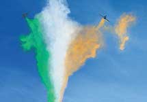 След от фигуры высшего пилотажа в виде карты Индии. Фото FrontierIndia.Net