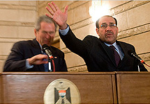 Джордж Буш, президент США, на пресс-конференции в Ираке. Фото New York Times