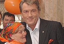 Бабка Параска и Виктор Ющенко. Фото TarasovBlog.Ru