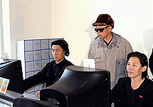 Ким Чен Ир в ходе визита в библиотеку. Фото государственного информагентства КНДР