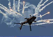 Боевой ударный вертолет Apache ВВС США производит пуск ракет из положения винтом вниз. Фото AirShows.Org.UK