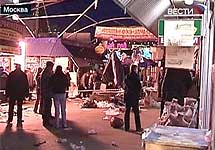  	 Место взрыва на рынке возле станции метро ''Пражская''. Кадр телеканала ''Вести''