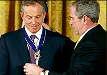 Вручение президентской медали Свободы Тони Блэру. Фото Getty Images