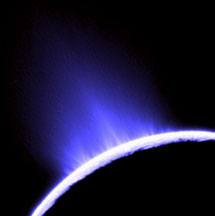 Ледяные гейзеры на Энцеладе. Фото Cassini Imaging Team, SSI, JPL, ESA, NASA с сайта http://apod.nasa.gov/apod/ap071013.html