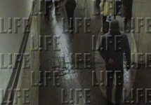 Фото возможного убийцы Маркелов и Бабуровой. Кадр камеры видеонаблюдения в метро с сайта Life.Ru