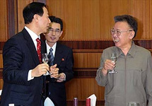 Ким Чен Ир на встрече с делегацией КНР 23 января 2009 года. Фото Синьхуа