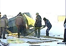  	 Автобус, провалившийся под лед. Кадр Первого канала