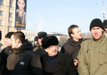 Эдуард Лимонов и его соратники перед задержанием на Триумфальной. Фото с сайта nazbol.ru