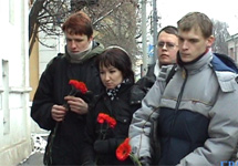 Возложение цветов к месту гибели С.Маркелова и А.Бабуровой 8 февраля 2009 г. Кадр "Грани-ТВ"
