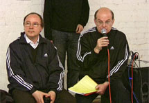 Андрей Ерофеев (слева) и Юрий Самодуров на общественных слушаниях по делу о выставке ''Запретное искусство''. Кадр Граней-ТВ