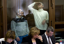 Михаил Ходорковский и Платон Лебедев в зале суда. Фото Д.Борко/Грани.Ру