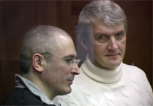 Михаил Ходорковский и Платон Лебедев в зале суда. Кадр "Грани-ТВ"