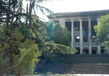 Южноосетинский парламент. Фото с сайта www.yuga.ru