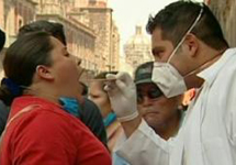Проверка на свиной грипп в Мехико. Фото с сайта www.euronews.net