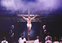 Сцена из рок-оперы "Иисус Христос Суперзвезда". Фото с сайта www.stage84.com