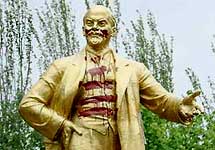 Раскрашенный памятник Ленину под Донецком. Фото konstantinovka.com.ua