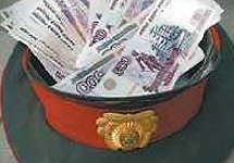 Милицейская фуражка с деньгами. Фото mideast.ru
