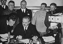 Молотов подписывает пакт Молотов-Риббентроп. Фото Wikipedia.Org