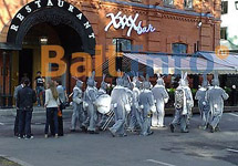 Военный оркестр в костюмах зайцев. Фото с сайта www.baltinfo.ru