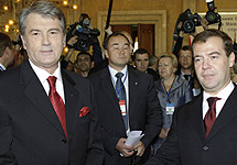 Виктор Ющенко и Дмитрий Медведев. Фото РИА ''Новости''