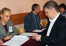 Сергей Митрохин на избирательном участке. Фото с сайта партии ''Яблоко''