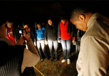 Родственники жертв вашингтонского снайпера молятся после его казни. Фото АР